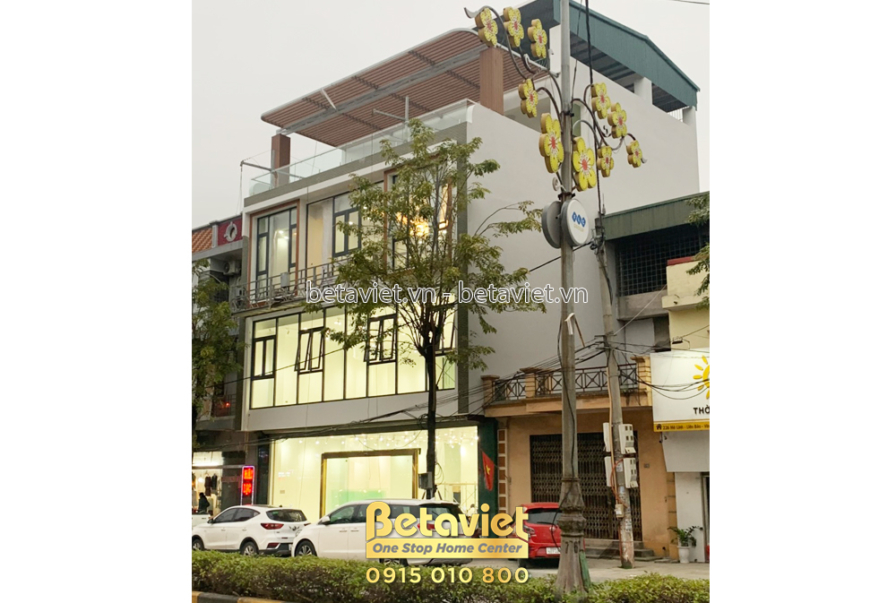 Mặt tiền nhà phố 4 tầng hiện đại đã hoàn thiện, với kiến trúc khối hộp, cửa kính lớn và ban công cây xanh. Tầng trệt có bi…
