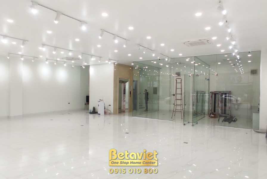 Không gian tầng trệt rộng rãi, đã hoàn thiện phần sàn và trần thạch cao với hệ thống đèn chiếu sáng. Vách kính lớn tạo cảm…