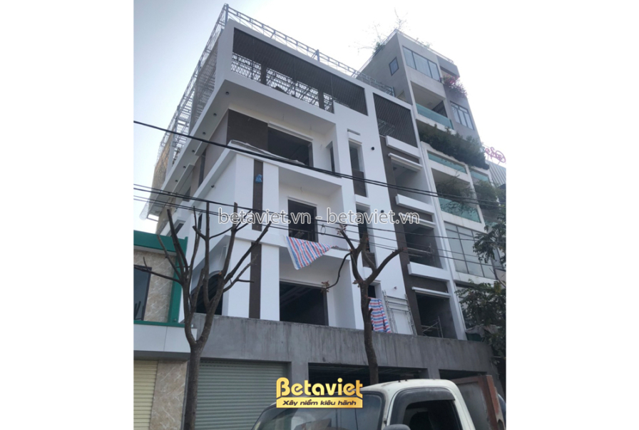 Tổng thể kiến trúc công trình nhà phố đã hoàn thiện phần thô cơ bản, với mặt tiền màu trắng và các chi tiết kiến trúc hiện…