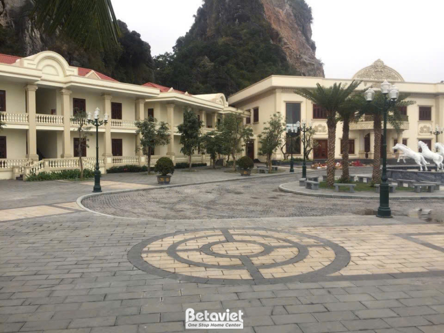 Quảng trường trung tâm rộng lớn của resort, với khu nhà trung tâm kiến trúc tân cổ điển bề thế làm điểm nhấn. Các cột lớn…