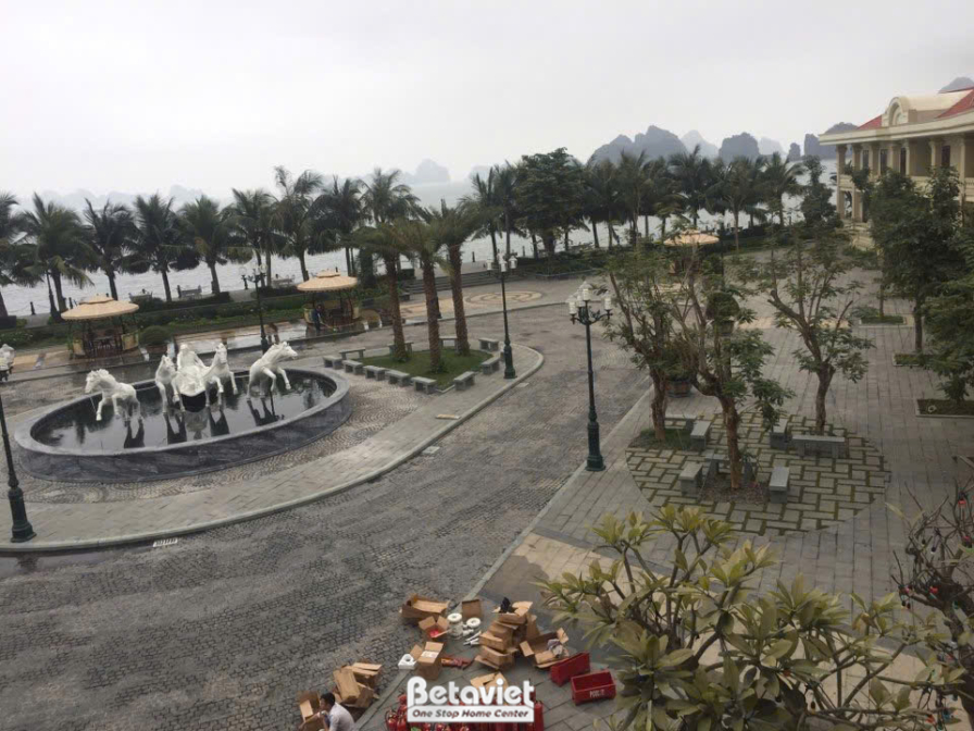 Quảng trường trung tâm của resort với đài phun nước lớn hình tượng ngựa làm điểm nhấn. Sân được lát gạch họa tiết tinh tế…