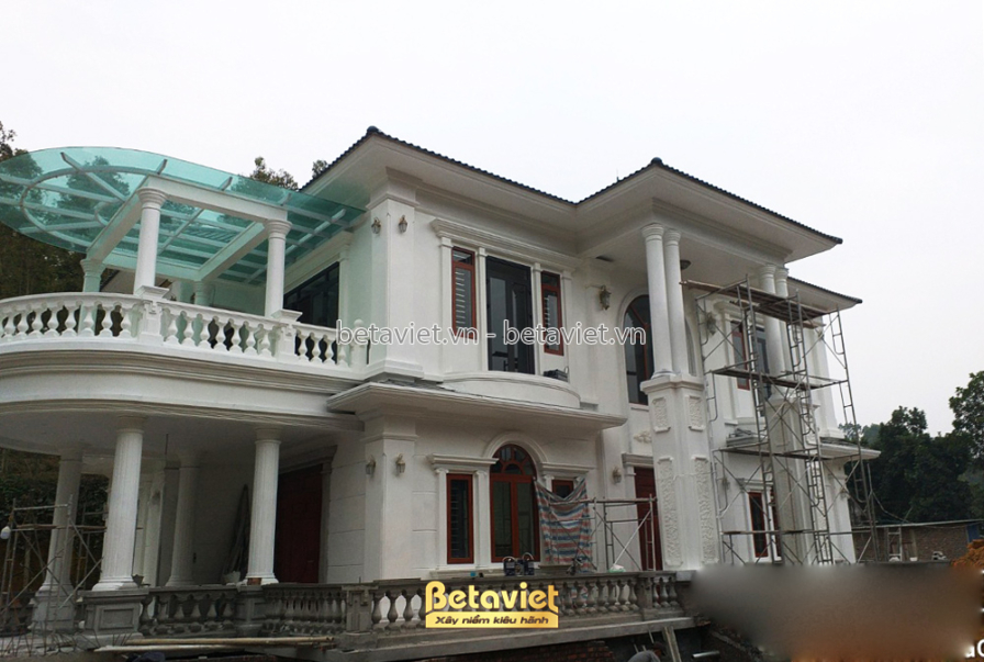 Thi công biệt thự 2 tầng tân cổ điển TC21101, giai đoạn lắp đặt hoàn thiện – mặt ngoài công trình (4)