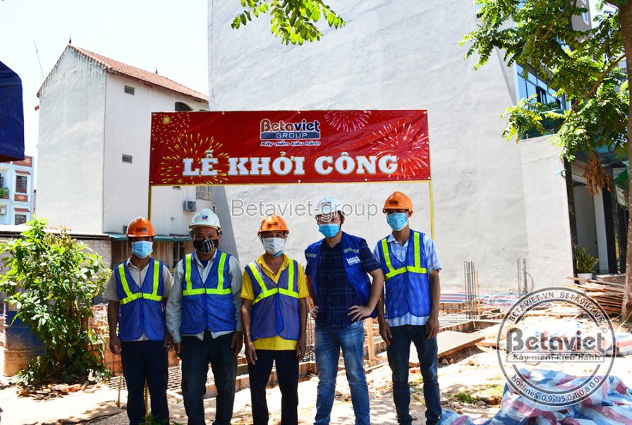 Quang cảnh lễ khởi công dự án TC21031, với đội ngũ kỹ sư và công nhân Betaviet đứng trước tấm biển 'LỄ KHỞI CÔNG'. Bầu khô…