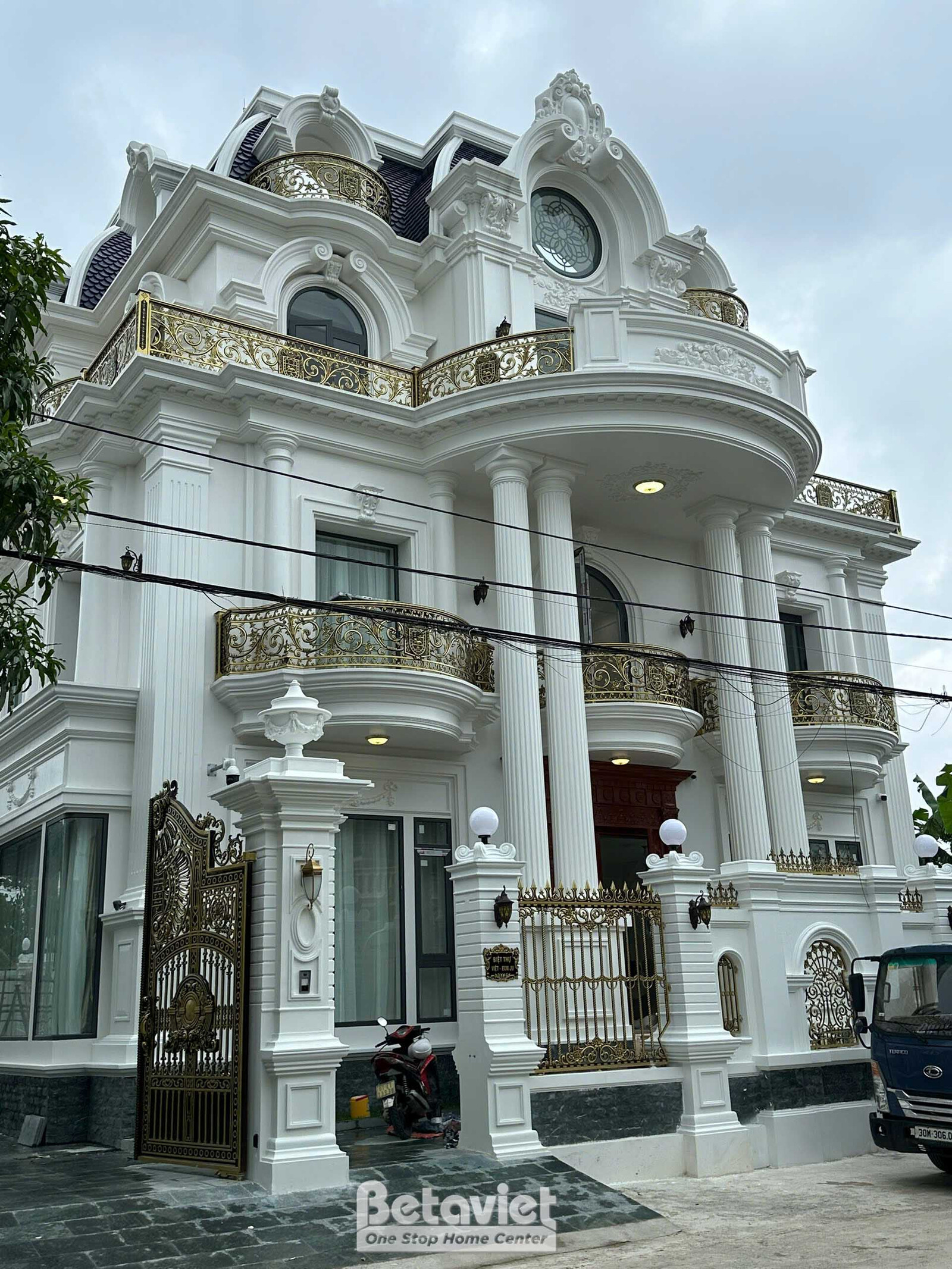 Thi công dinh thự tân cổ điển TC23082, giai đoạn lắp đặt hoàn thiện – mặt ngoài công trình (3)