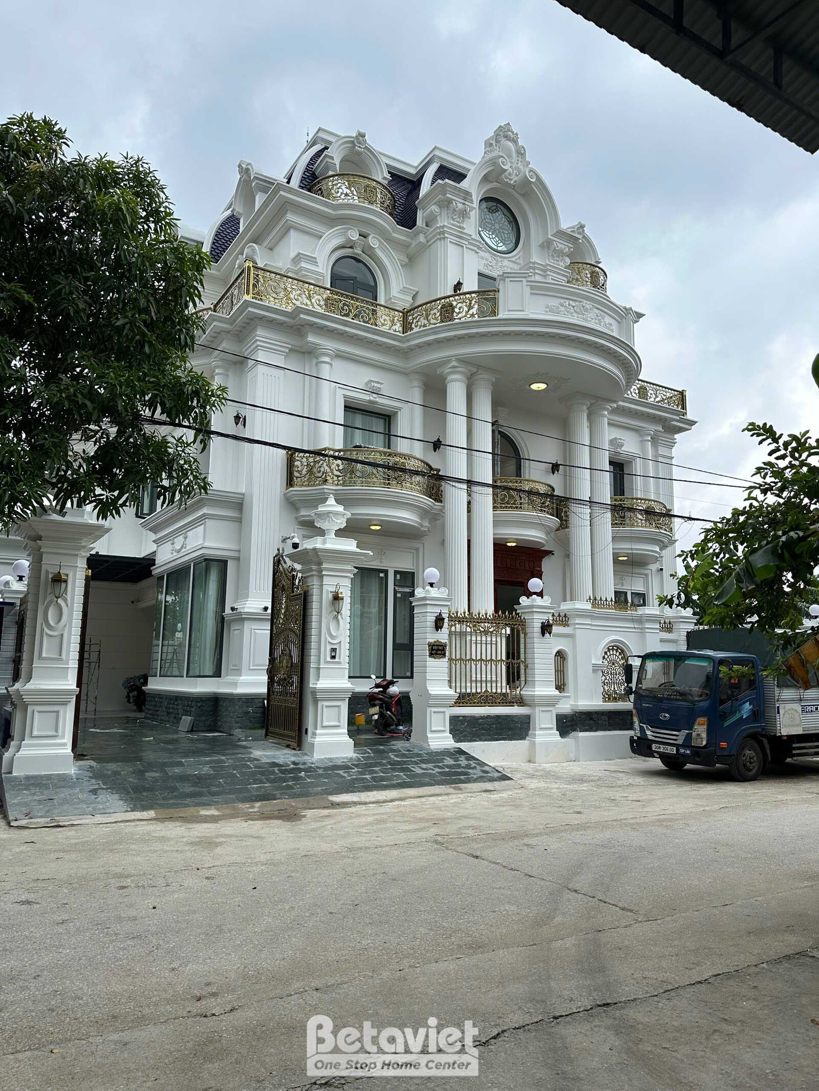 Thi công dinh thự tân cổ điển TC23082, giai đoạn lắp đặt hoàn thiện – mặt ngoài công trình (4)