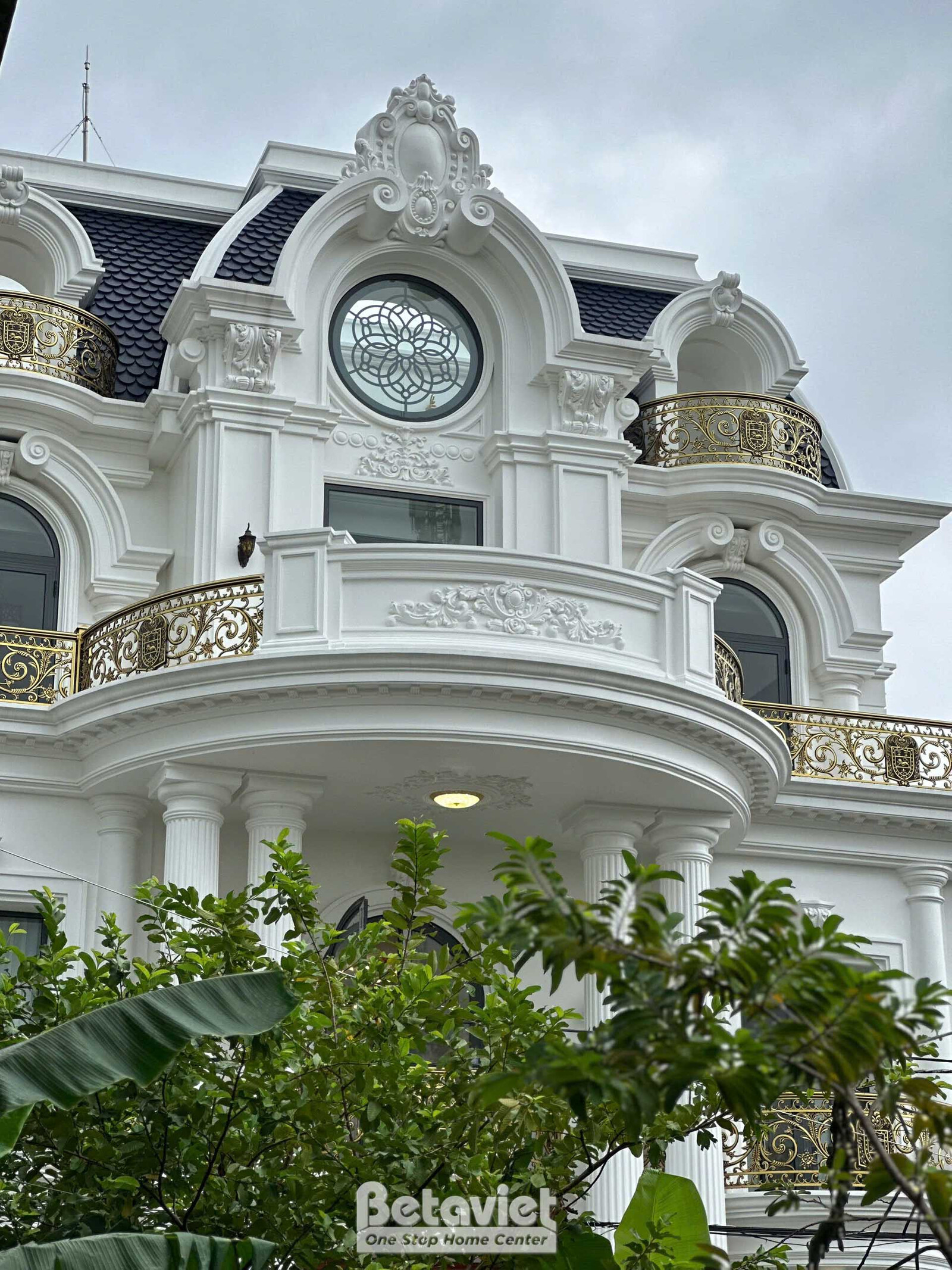 Thi công dinh thự tân cổ điển TC23082, giai đoạn lắp đặt hoàn thiện – mặt ngoài công trình (5)