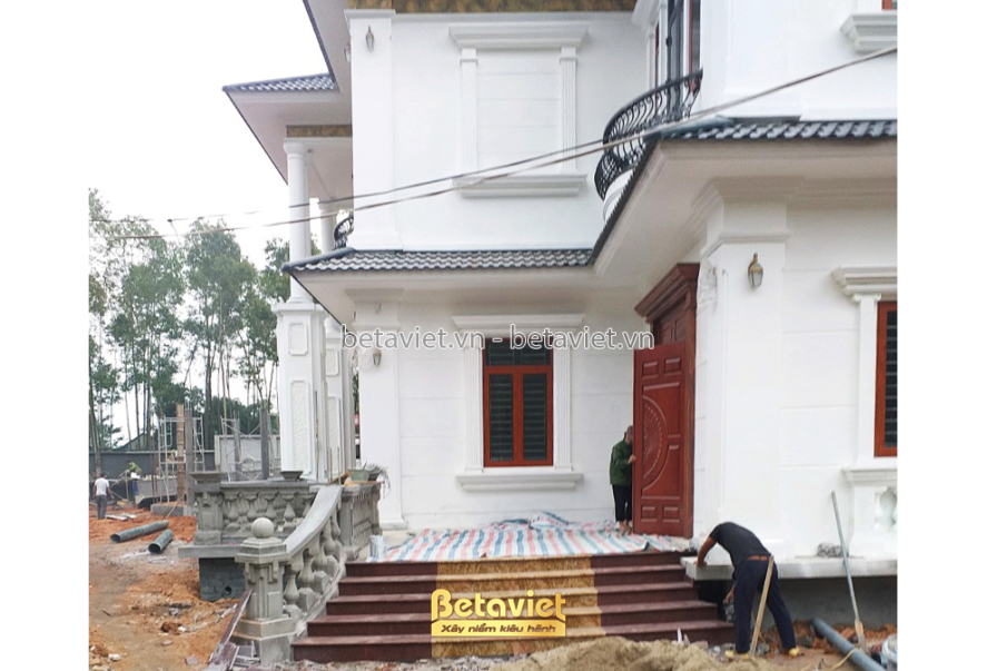 Thi công biệt thự 2 tầng tân cổ điển TC21101, giai đoạn lắp đặt hoàn thiện – mặt ngoài công trình