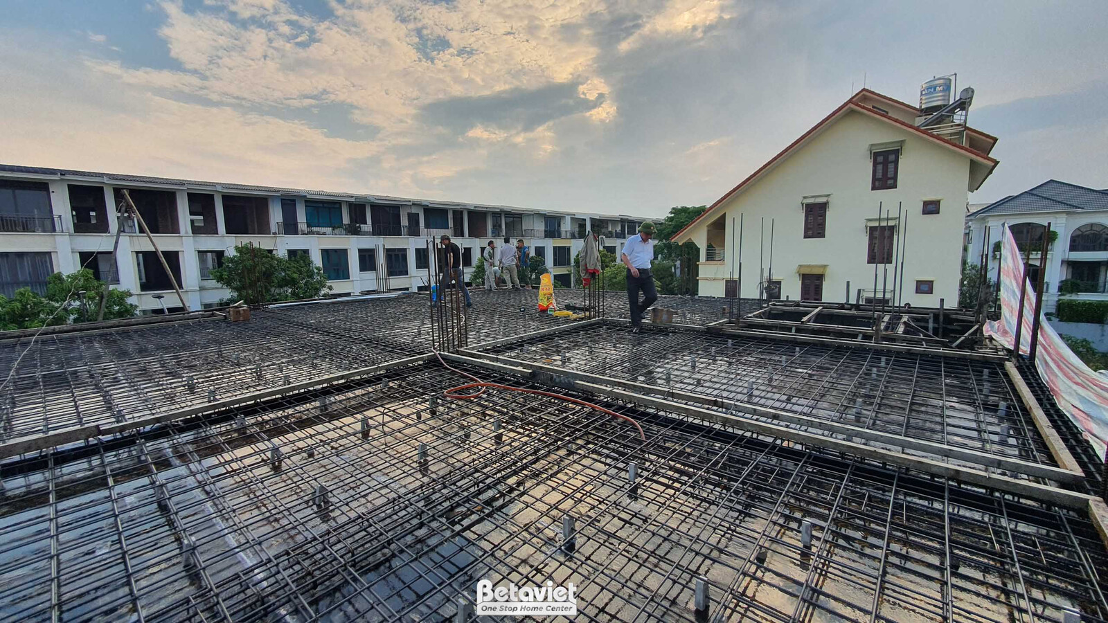 Khung sắt thép sàn mái của ngôi nhà phố đã được buộc sẵn, chuẩn bị cho công đoạn đổ bê tông. Ánh sáng tự nhiên chiếu vào…