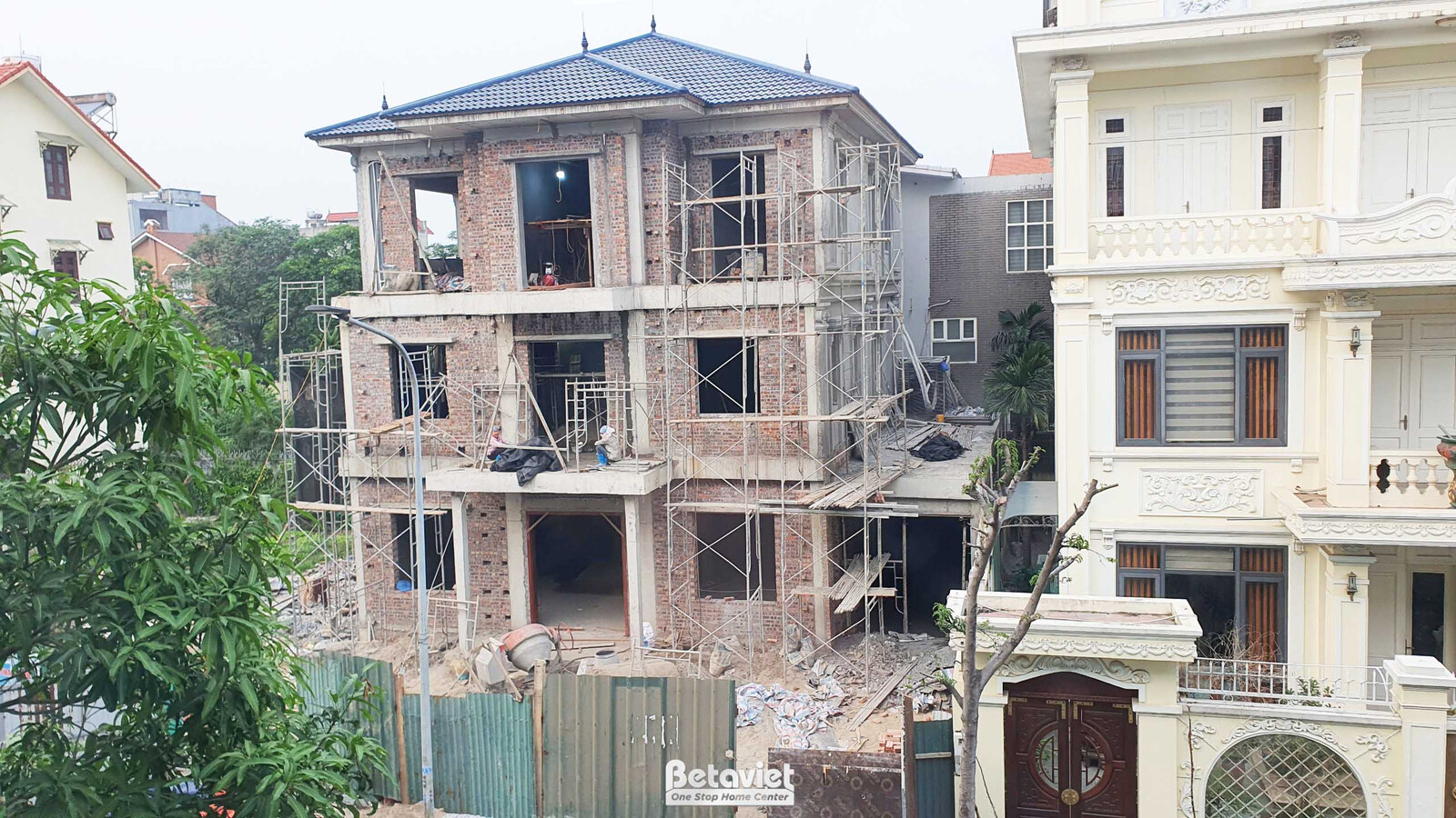 Toàn cảnh ngôi nhà phố 3 tầng đang thi công phần thô, nhìn từ trên cao. Mái nhà đã được lợp ngói, các bức tường gạch đã xâ…