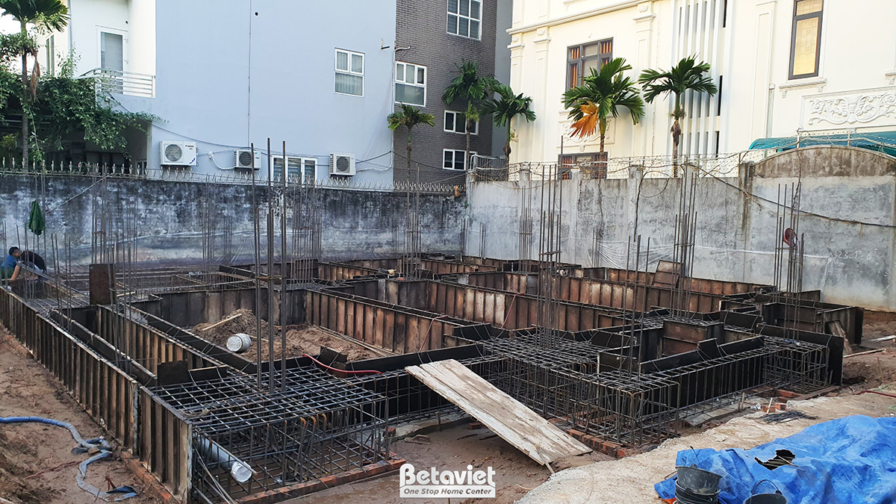Khung móng nhà phố đang được thi công, với hệ thống sắt thép đan xen chắc chắn. Các hố móng đã được đào, chuẩn bị cho công…