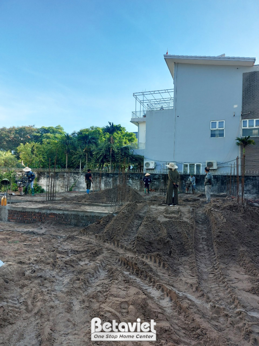 Toàn cảnh khu đất đang được san lấp, chuẩn bị mặt bằng cho việc xây dựng. Một chiếc xe tải nhỏ đang di chuyển, phía sau là…