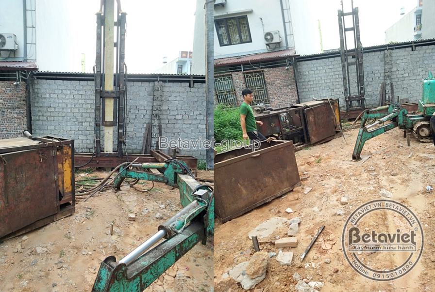Công tác đào móng và chuẩn bị nền móng đang diễn ra, với máy móc và công nhân làm việc. Bố cục ảnh rộng, cho thấy quy mô c…