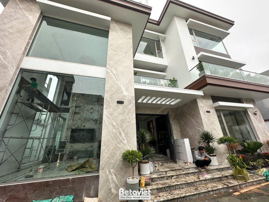 Thi công biệt thự 3 tầng hiện đại TC24010, giai đoạn lắp đặt hoàn thiện – mặt ngoài công trình