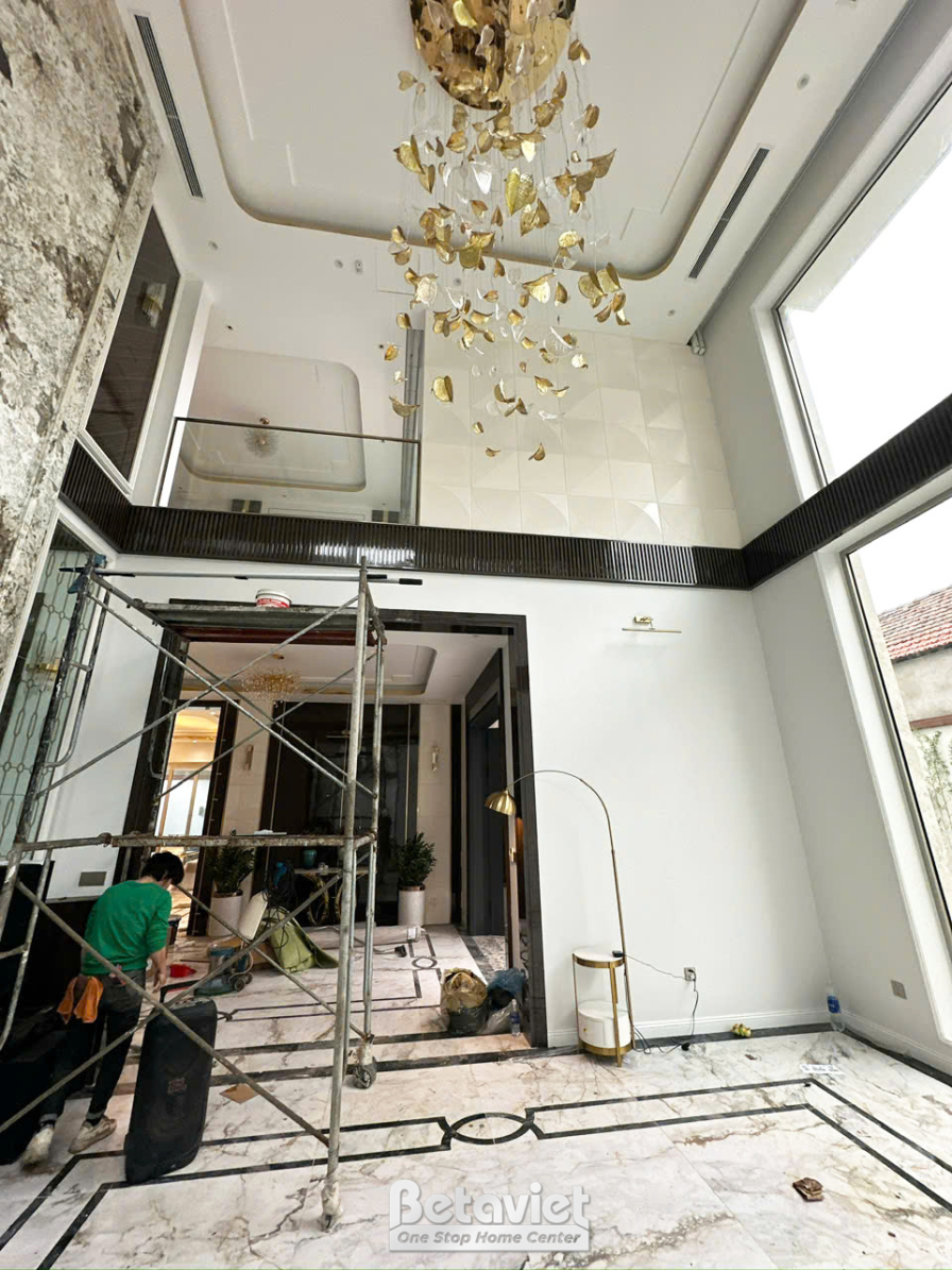 Thi công biệt thự 3 tầng hiện đại TC24010, giai đoạn lắp đặt hoàn thiện – phòng khách (2)