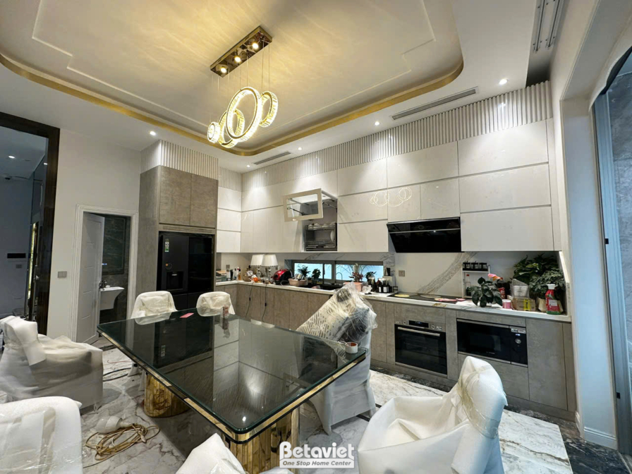 Thi công biệt thự 3 tầng hiện đại TC24010, giai đoạn lắp đặt hoàn thiện – phòng bếp và phòng ăn
