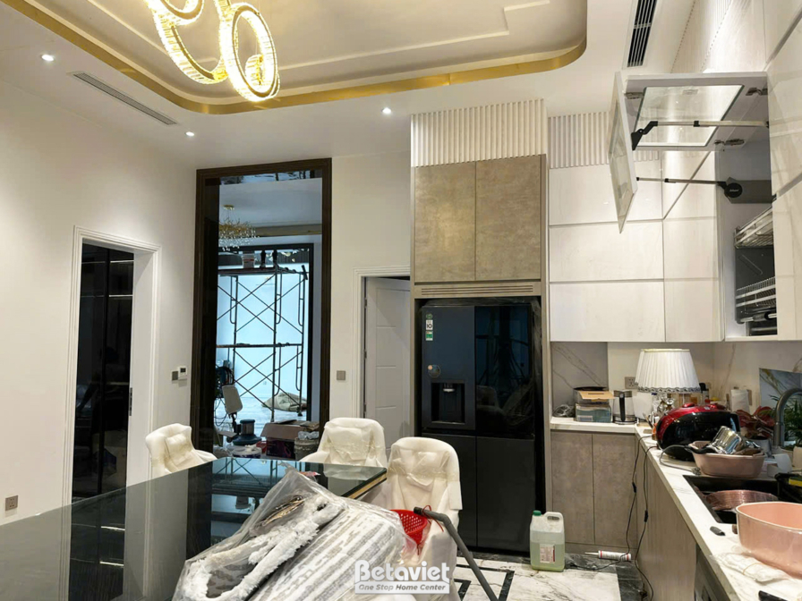 Thi công biệt thự 3 tầng hiện đại TC24010, giai đoạn lắp đặt hoàn thiện – phòng bếp và phòng ăn (2)