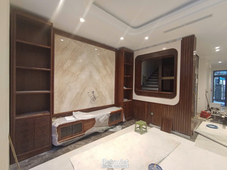 Thi công biệt thự 3 tầng TC23093, giai đoạn lắp đặt hoàn thiện – phòng khách (3)
