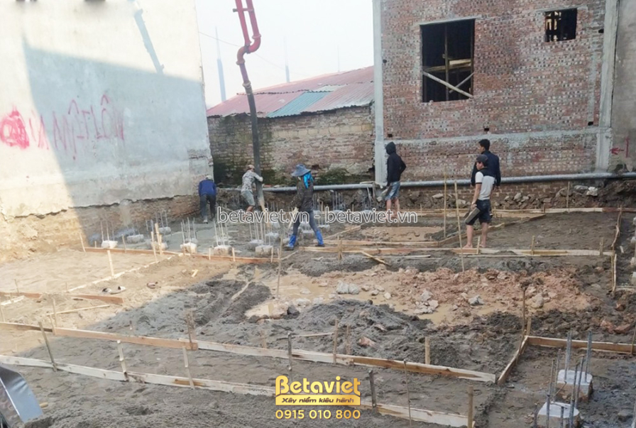 Công nhân đang san lấp và chuẩn bị nền móng cho công trình. Đất được làm phẳng, chuẩn bị cho việc đặt cốp pha và cốt thép…