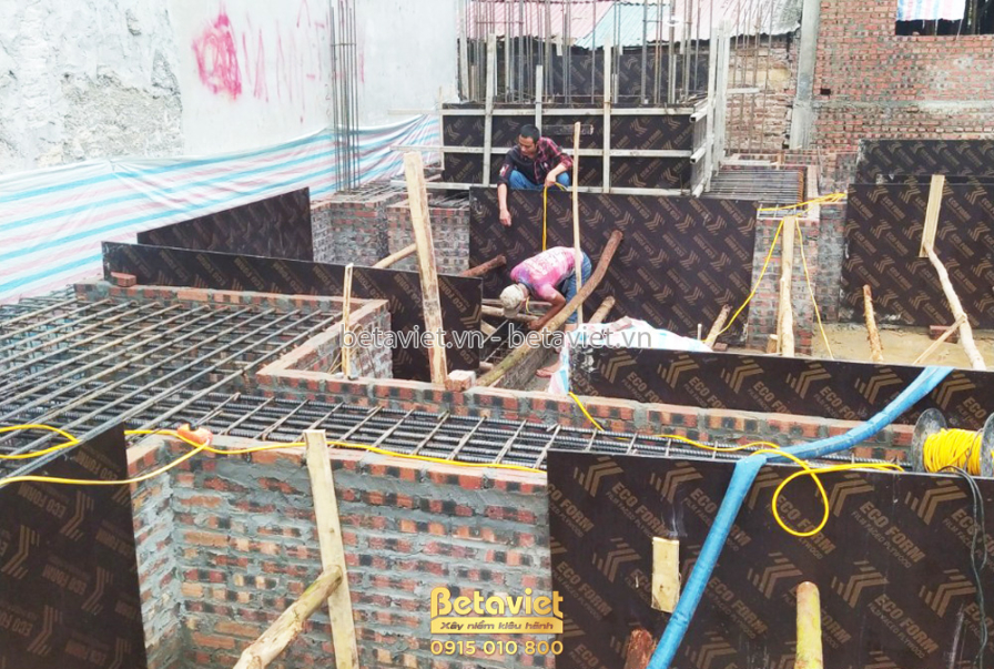 Cận cảnh hệ thống cốp pha và cốt thép móng đang được chuẩn bị đổ bê tông. Các thanh thép được buộc chặt chẽ, đảm bảo kết c…
