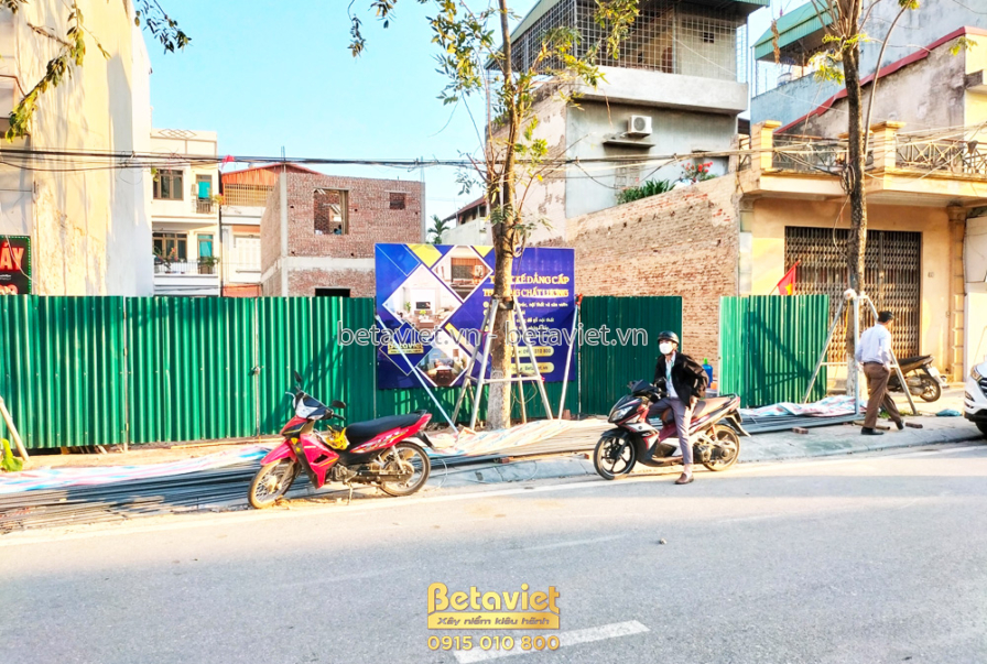 Toàn cảnh công trường đang thi công phần móng và tầng trệt. Giàn giáo và lưới bảo hộ được dựng lên. Biển hiệu Betaviet đượ…