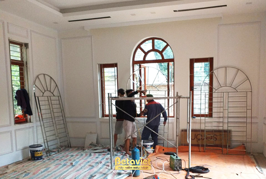 Thi công biệt thự 2 tầng tân cổ điển TC21101, giai đoạn lắp đặt hoàn thiện – phòng khách