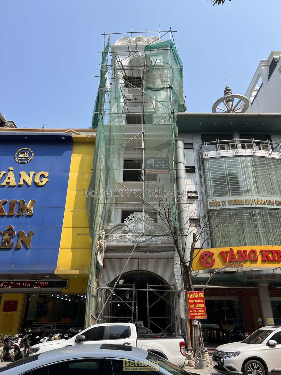 Hình ảnh thi công mặt tiền nhà phố 6 tầng phong cách tân cổ điển, đang trong giai đoạn hoàn thiện ngoại thất. Giàn giáo ba…