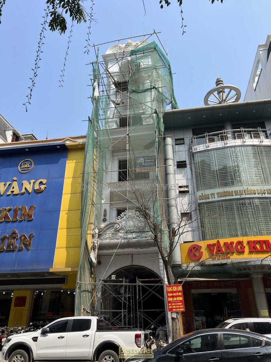 Mặt tiền công trình nhà phố 6 tầng đang trong quá trình thi công hoàn thiện, với giàn giáo bao quanh. Kiến trúc tân cổ điể…