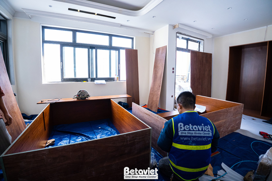 Thi công biệt thự 3 tầng TC23093, giai đoạn lắp đặt hoàn thiện – phòng bếp và phòng ăn