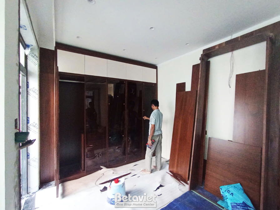 Thi công biệt thự 3 tầng TC23093, giai đoạn lắp đặt hoàn thiện – phòng thay đồ (3)