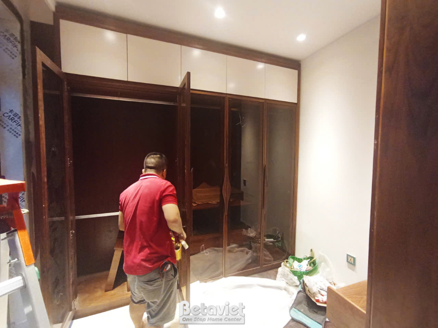 Thi công biệt thự 3 tầng TC23093, giai đoạn lắp đặt hoàn thiện – phòng thay đồ