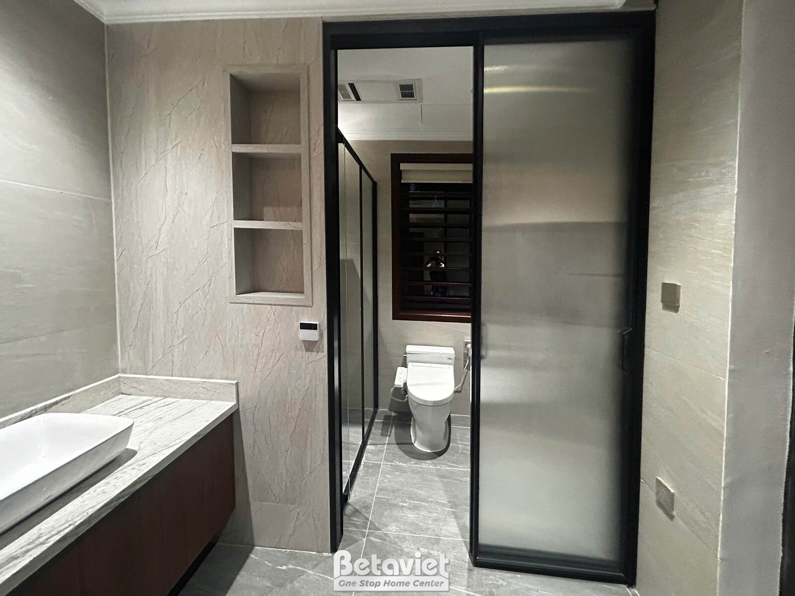 Thi công biệt thự 3 tầng TC24808, giai đoạn lắp đặt hoàn thiện – phòng tắm