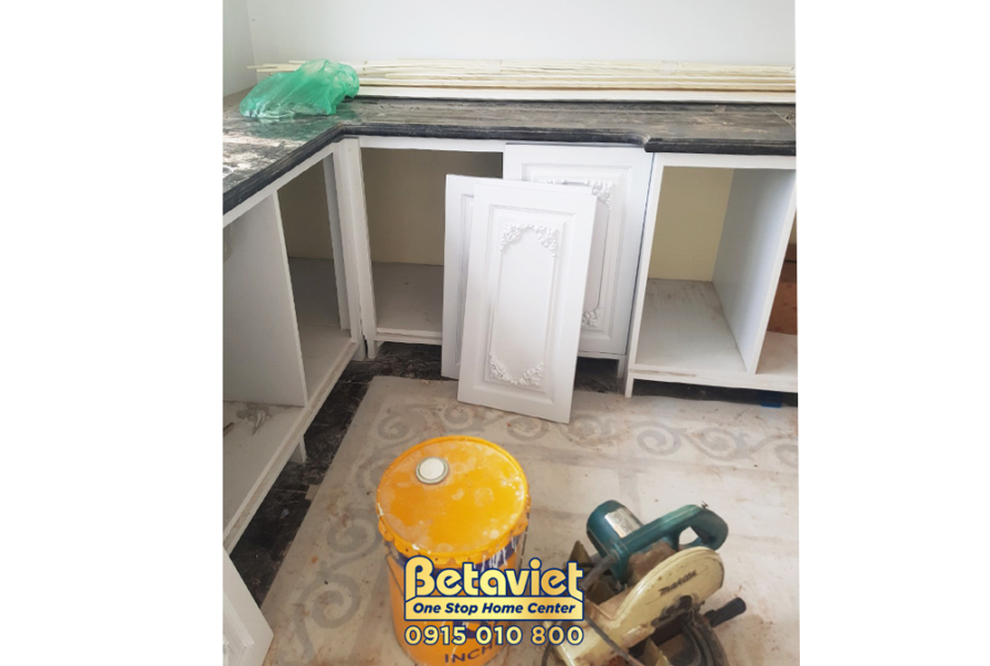 Thi công biệt thự 3 tầng tân cổ điển TC21093, giai đoạn lắp đặt hoàn thiện – phòng bếp và phòng ăn (8)