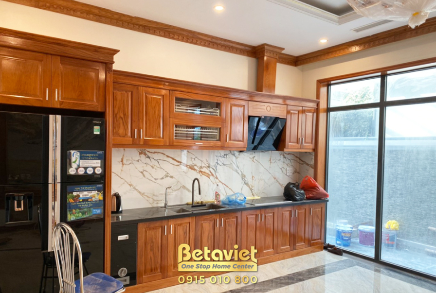 Thi công biệt thự tân cổ điển TC22081, giai đoạn lắp đặt hoàn thiện – phòng bếp và phòng ăn (2)