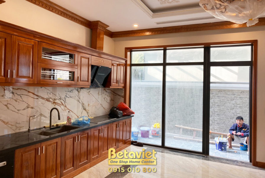Thi công biệt thự tân cổ điển TC22081, giai đoạn lắp đặt hoàn thiện – mặt ngoài công trình