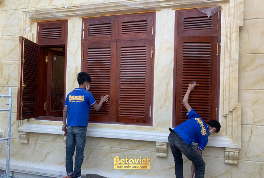 Thi công biệt thự 3 tầng tân cổ điển TC21097, giai đoạn lắp đặt hoàn thiện – mặt ngoài công trình