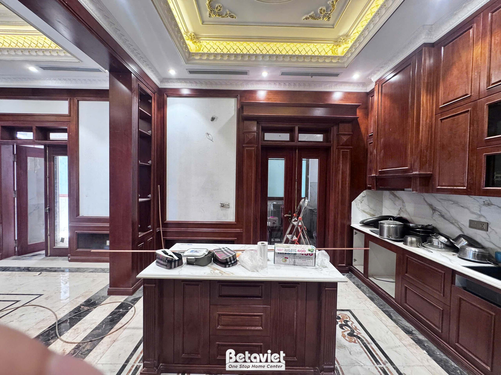 Thi công biệt thự 4 tầng TC22099, giai đoạn lắp đặt hoàn thiện – phòng bếp và phòng ăn (3)