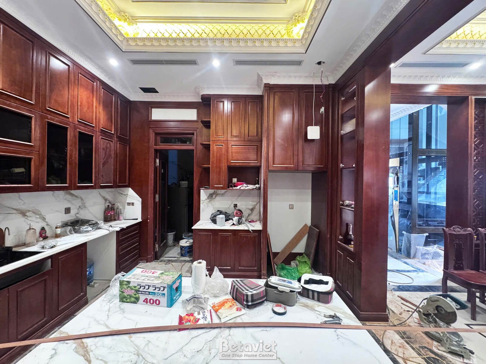 Thi công biệt thự 4 tầng TC22099, giai đoạn lắp đặt hoàn thiện – phòng bếp và phòng ăn (2)
