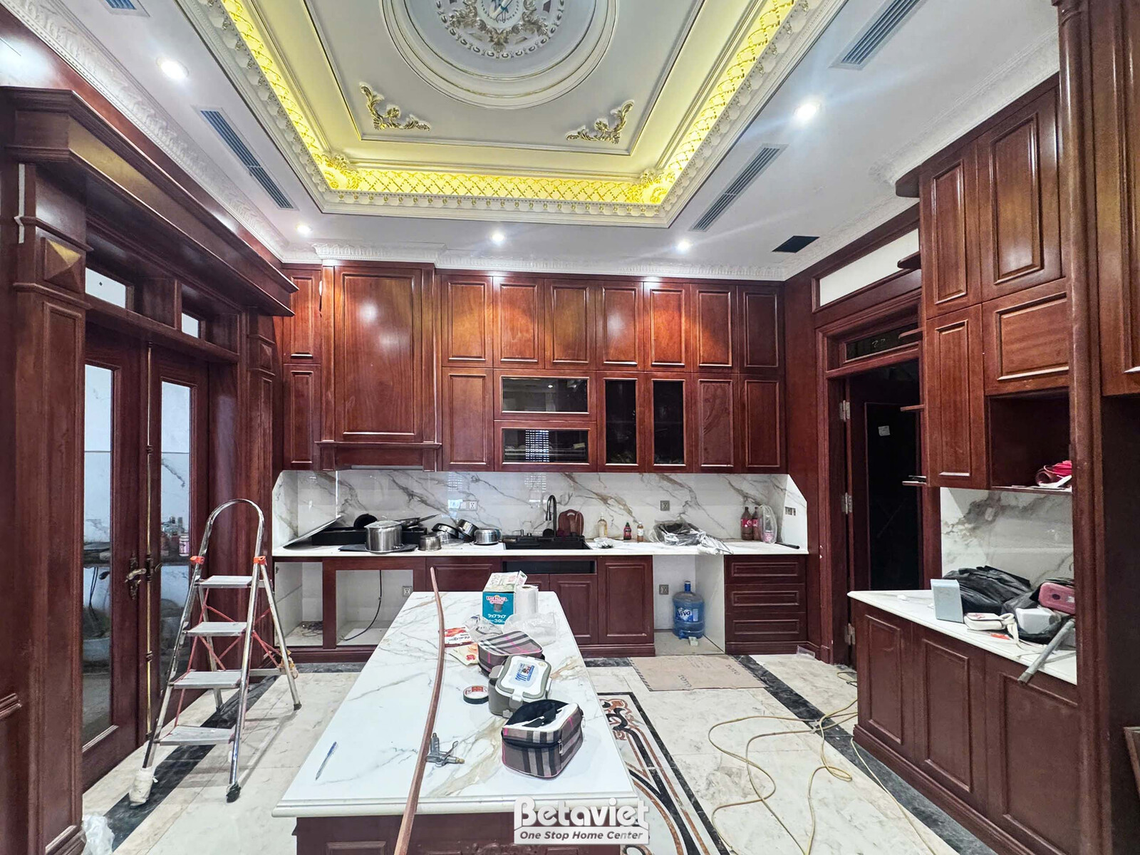 Thi công biệt thự 4 tầng TC22099, giai đoạn lắp đặt hoàn thiện – phòng bếp và phòng ăn