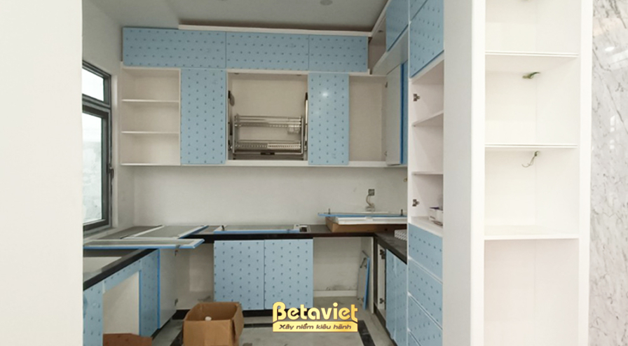 Thi công biệt thự TC21352, giai đoạn lắp đặt hoàn thiện – phòng bếp và phòng ăn (2)