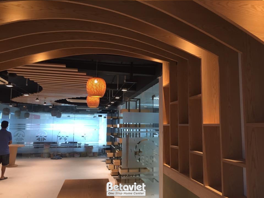 Lối đi chính trong quán cafe với kiến trúc vòm gỗ độc đáo, tạo cảm giác như một đường hầm nghệ thuật. Ánh sáng tự nhiên từ…