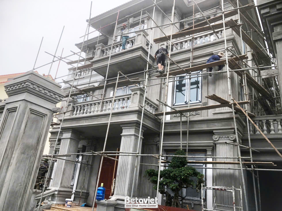Cận cảnh mặt tiền nhà phố 3 tầng với các chi tiết kiến trúc đang được hoàn thiện phần thô. Các đường nét phào chỉ, ban côn…