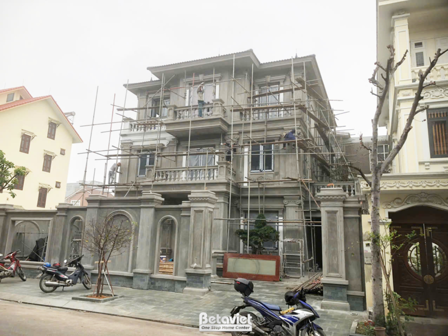 Góc nhìn cận cảnh mặt tiền nhà phố 3 tầng đang trong giai đoạn thi công phần thô. Các chi tiết kiến trúc như ban công, cột…