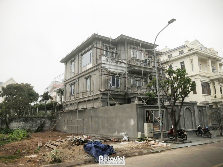 Toàn cảnh mặt tiền nhà phố 3 tầng đang thi công phần thô, nhìn từ xa. Cấu trúc tổng thể đã rõ ràng, giàn giáo bao quanh, c…