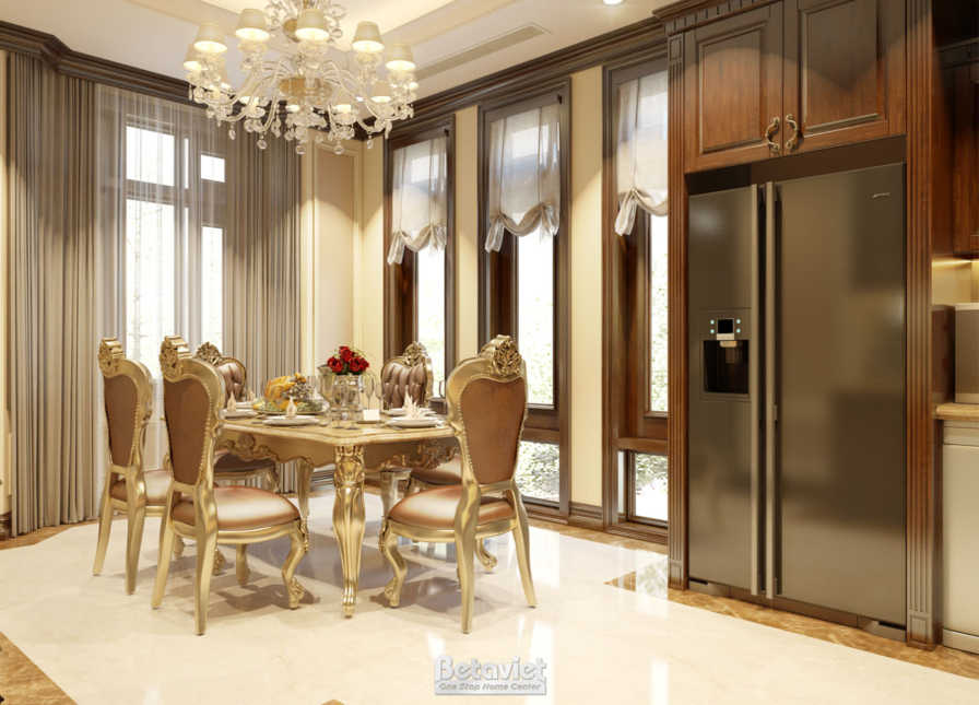 Phòng ăn liền bếp, tủ lạnh inox lớn âm tường, bàn ăn gỗ ghế bọc nệm vàng đồng, đèn chùm pha lê, cửa sổ kính cao kịch trần…