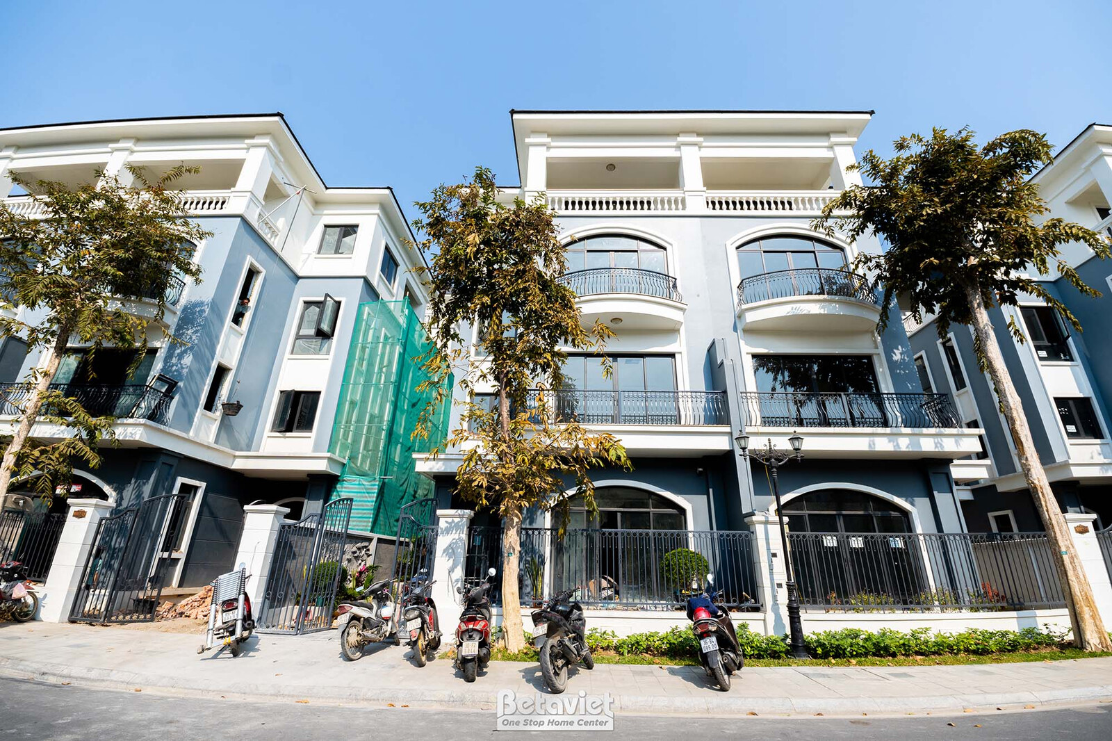 Thi công biệt thự TC5003639, giai đoạn lắp đặt hoàn thiện – mặt ngoài công trình