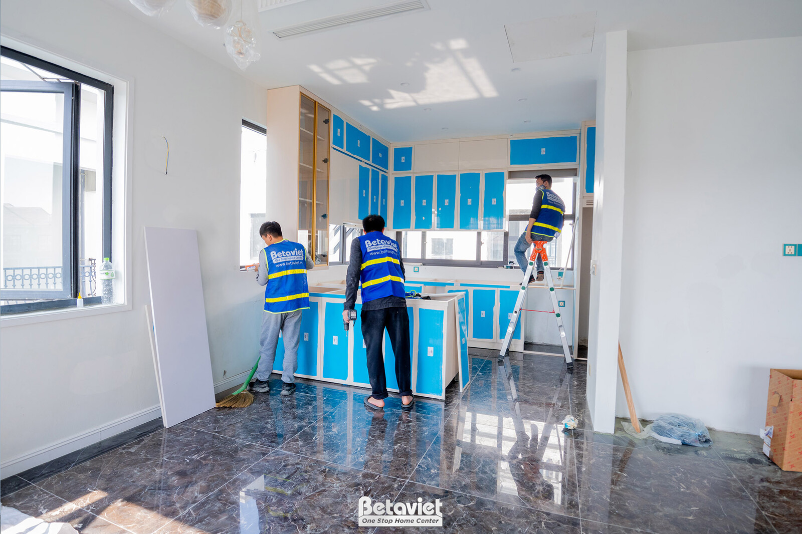 Thi công biệt thự TC5003639, giai đoạn lắp đặt hoàn thiện – phòng bếp và phòng ăn (5)