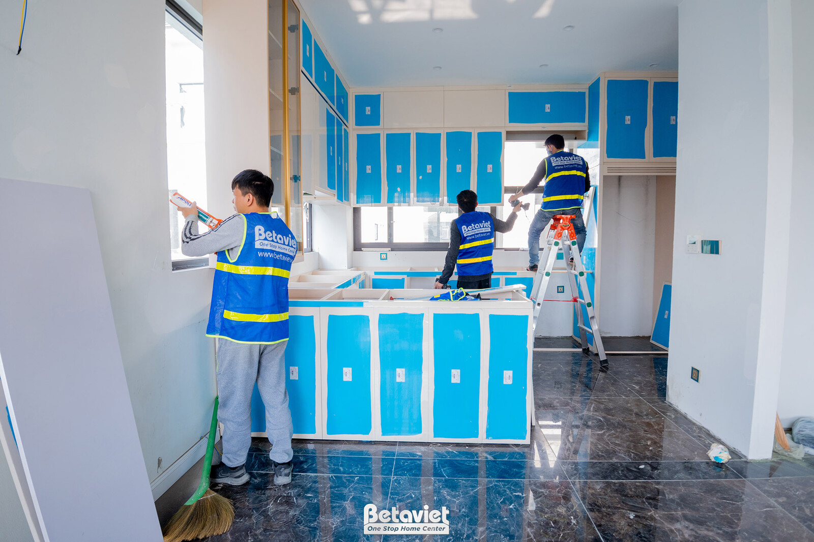 Thi công biệt thự TC5003639, giai đoạn lắp đặt hoàn thiện – phòng bếp và phòng ăn (6)