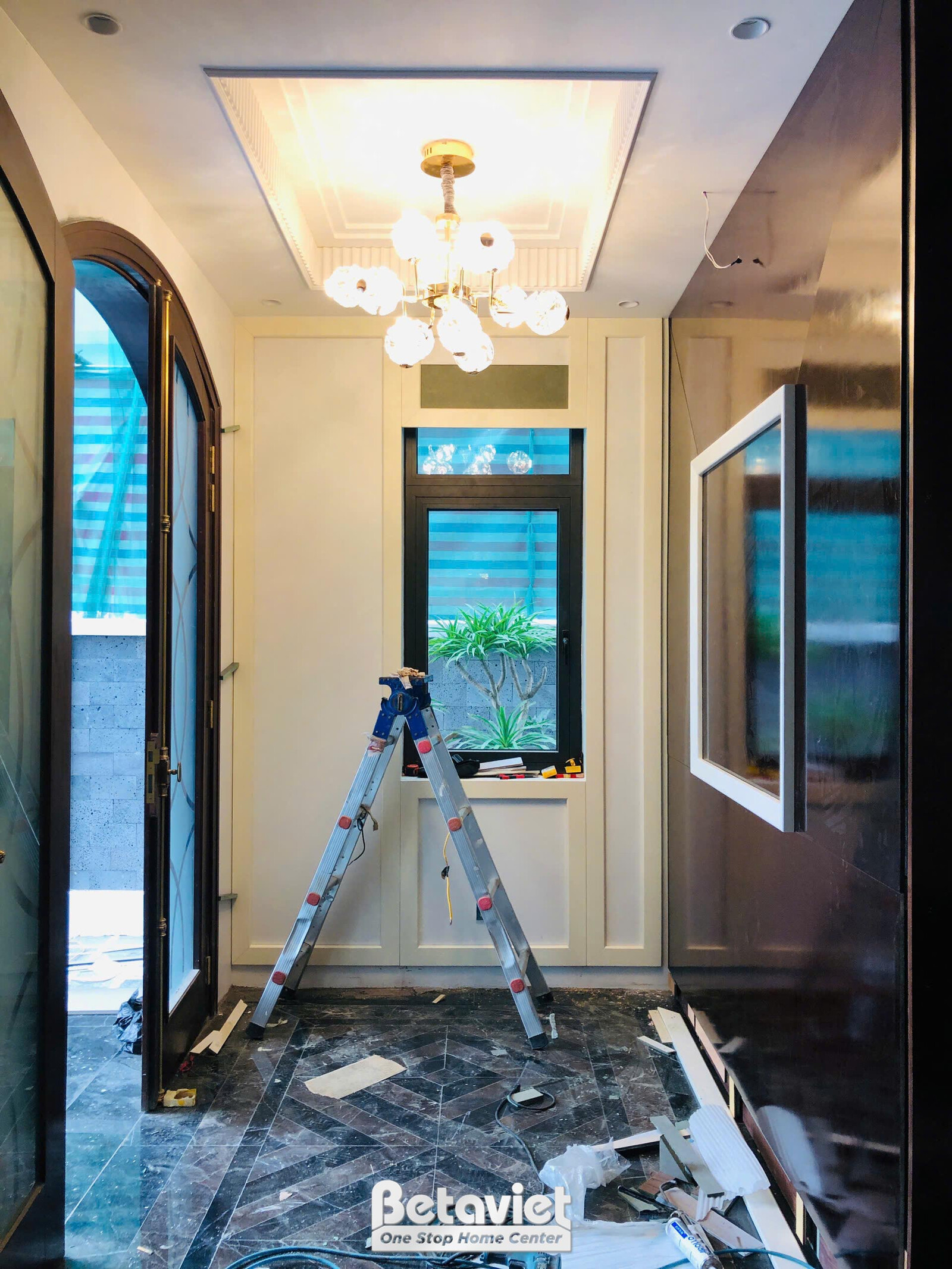Thi công biệt thự TC5003639, giai đoạn lắp đặt hoàn thiện – hành lang