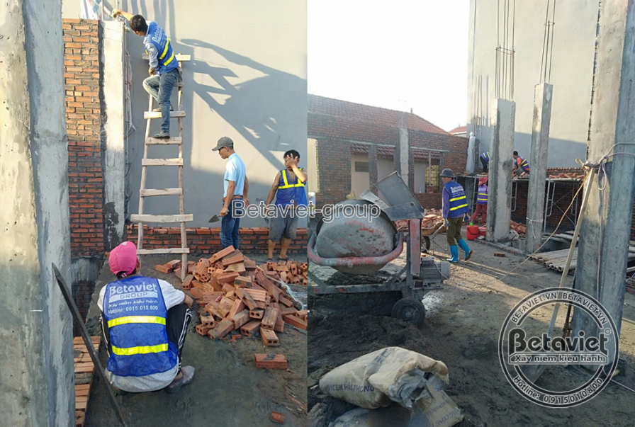 Công nhân đang trộn vữa và xây tường gạch, thể hiện tiến độ thi công phần thô của công trình nhà phố. Bố cục ảnh tập trung…
