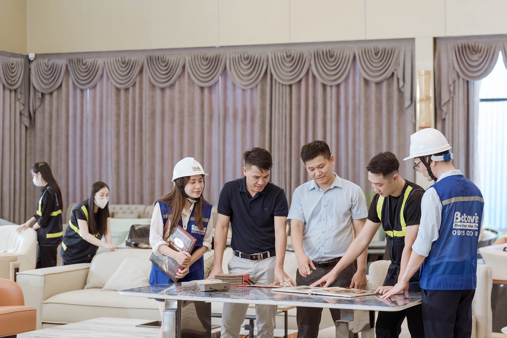 Hình ảnh đội ngũ kiến trúc sư, kỹ sư của Betaviet tư vấn khách hàng